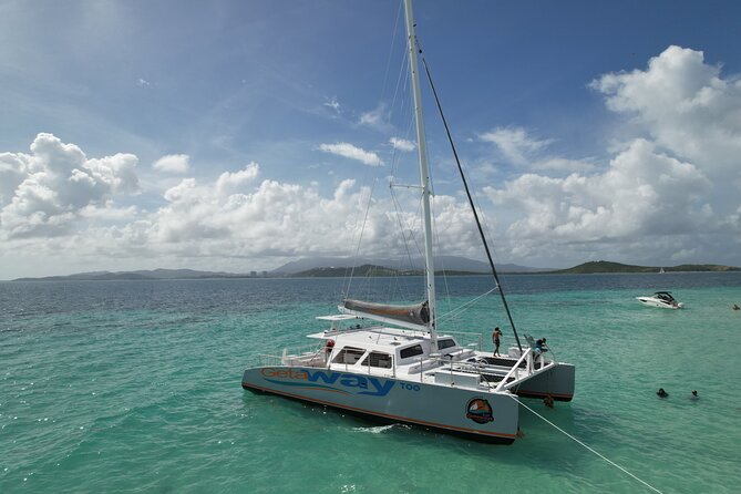 Icacos: Luxury Sailing Catamaran All Inclusive Beach and Snorkel - The crew and the level of service