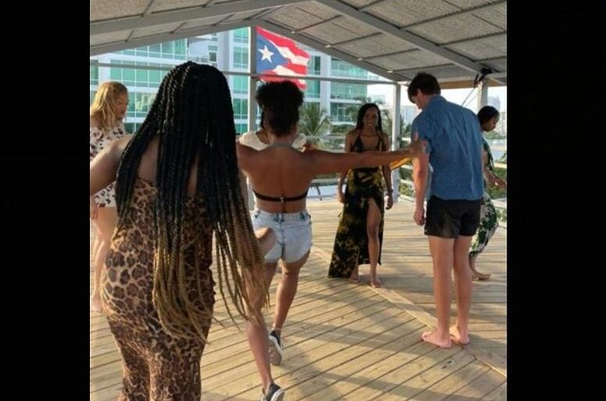Learn Salsa in San Juan - Vivid beginner lesson - The included drink and the end of class
