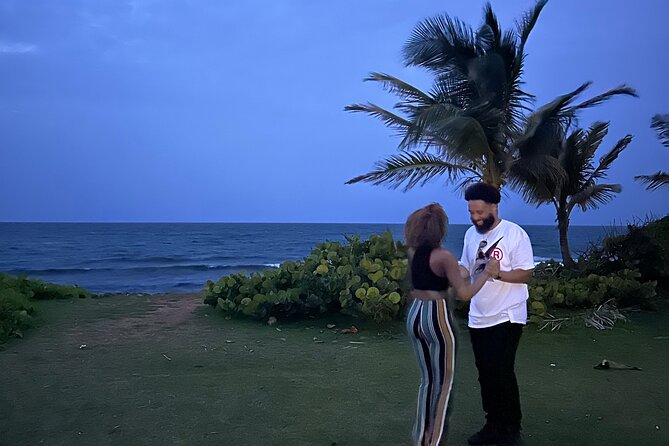 Moonlight Beginner Salsa Class in San Juan - Moving into partner work