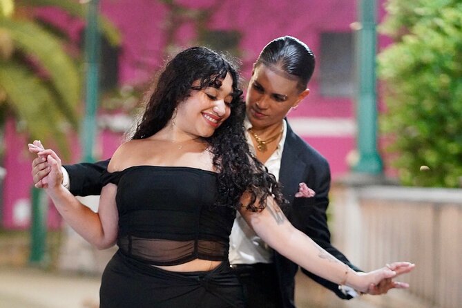 Moonlight Beginner Salsa Class in San Juan - Dancing outdoors under the San Juan night sky