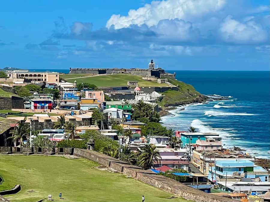 Old San Juan: San Cristobal Castle and Old Town Walking Tour - Meeting your guide at Plaza Colon