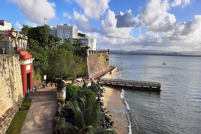 Old San Juan Tour (1 Hour) by DUHO - La Casa Estrecha, a tiny architectural pause