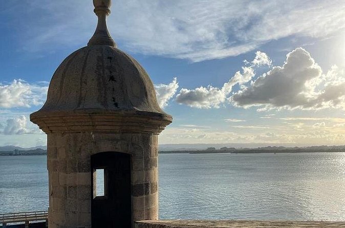Old San Juan Walking Tour with a Historian - La Casa Estrecha is a quick photo stop