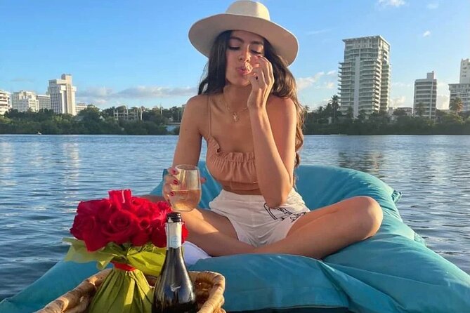 San Juan — Private Floating Picnic Experience in Condado Lagoon - What the floating picnic really feels like