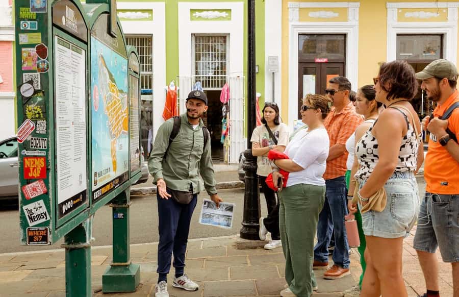 Tour de Viejo San Juan en Español - The walls, pirates, and the reason Old San Juan was protected